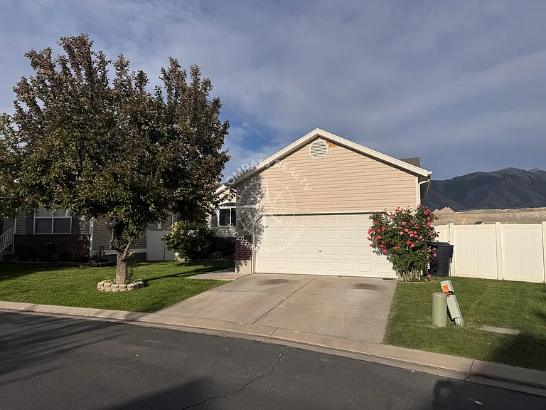 185 Crystal Bay Dr — Photo 2