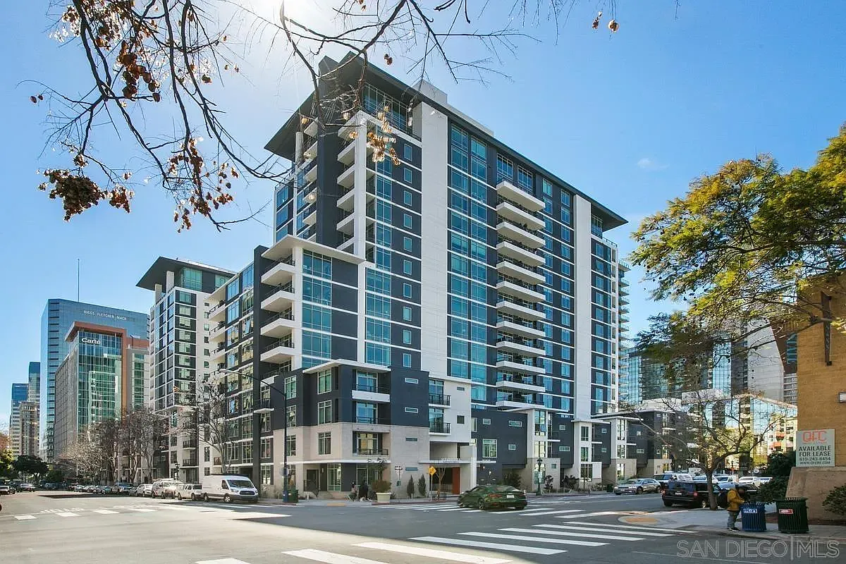 Building Photo - 425 W Beech St #1556