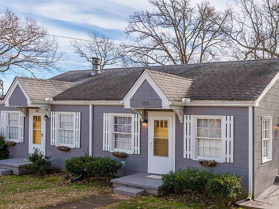 Wonderful Duplex. Excellent neighbors.
Safe, quiet place to live in an incredible location.
Charming Apartment.