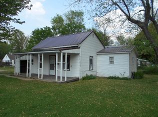 925 S Locust St, Flora, IL 62839