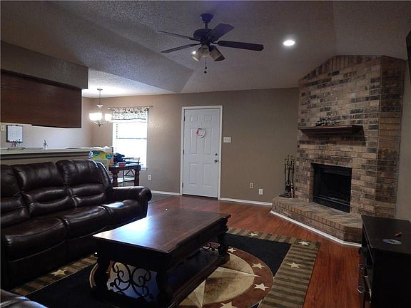 4th image of 627 Allencrest Dr