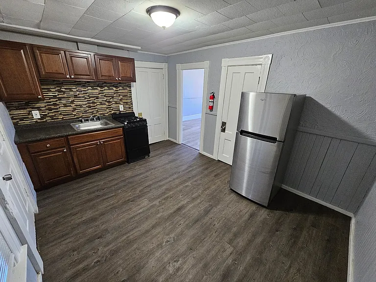 1297 Elm St #17 — Photo 6