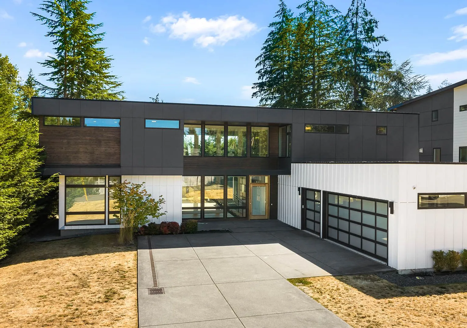 Luxury Bellevue Retreat with 6 Bedrooms, Chef's Kitchen & Private Deck — Photo 2