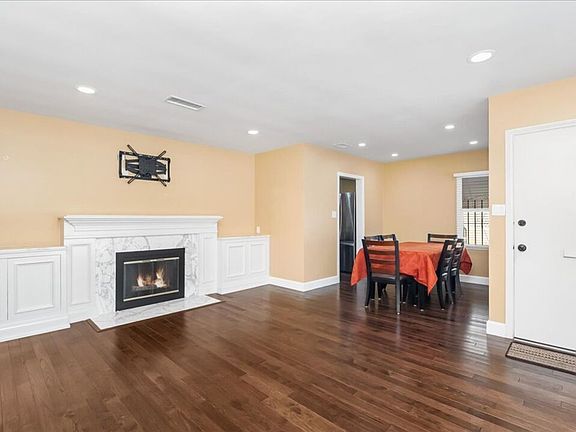 4th image of 2213 W Lincoln Ave