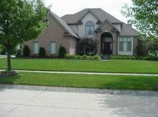 38855 Parkway Cir, Harrison Township, MI
