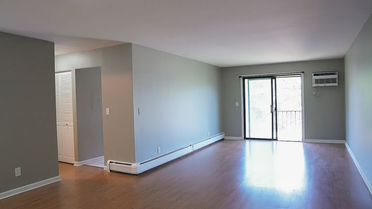 3 bed, 1260 sqft, $2,050 — Photo 3