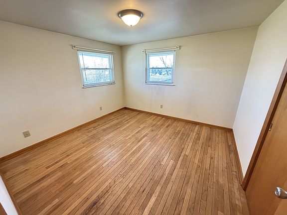 4th image of 400 Pickrelltown St