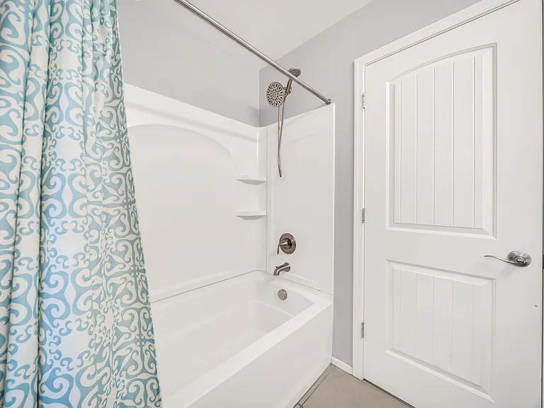 Upstairs bathroom w/tub