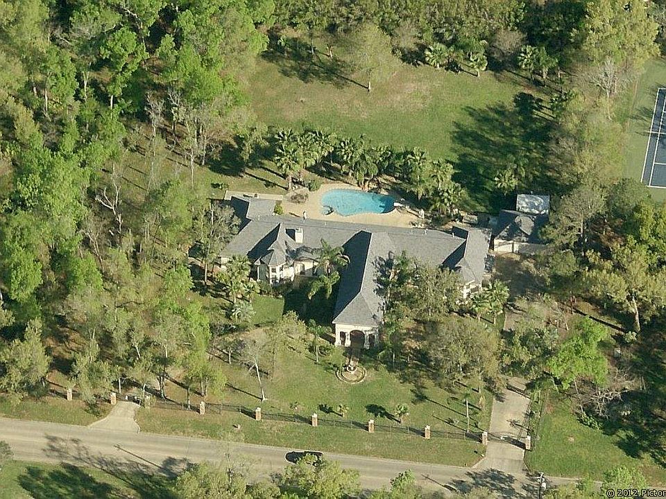 1st image of 407 Lakeshore Dr