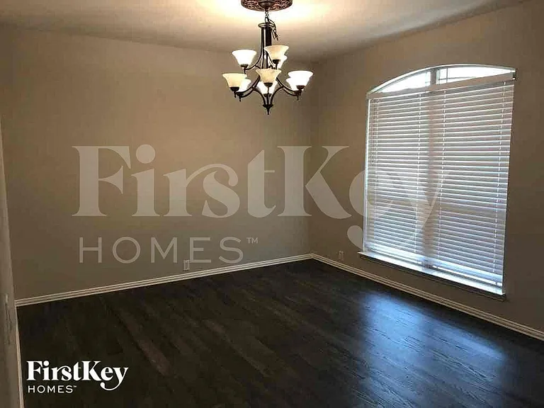 612 Celeste Ln — Photo 5
