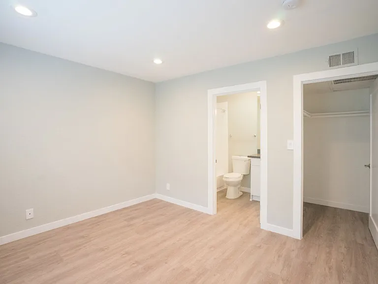 3426 W 1st St — Photo 8