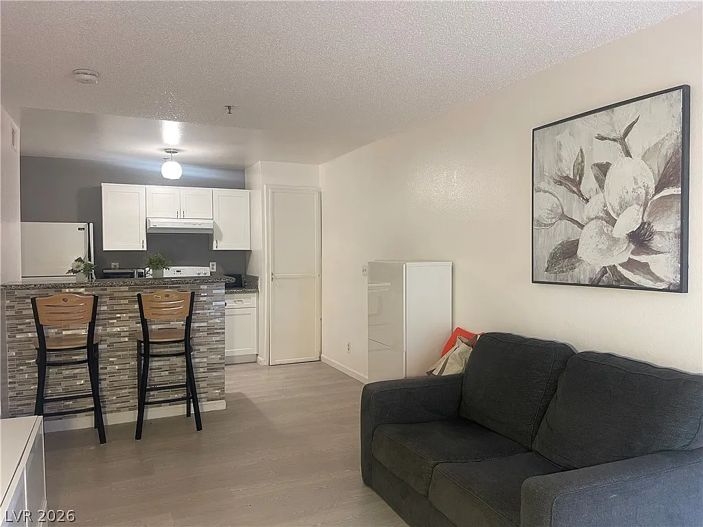1 bed, 1.0 bath, 500 sqft, $950 — Photo 3