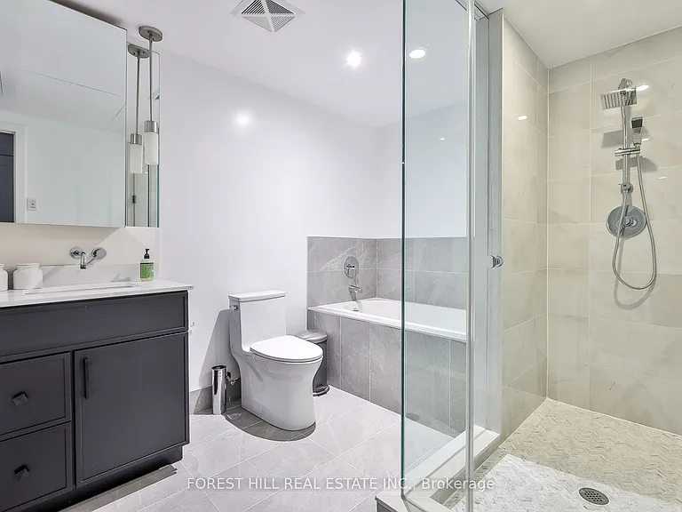 95 Bathurst St #522 — Photo 6