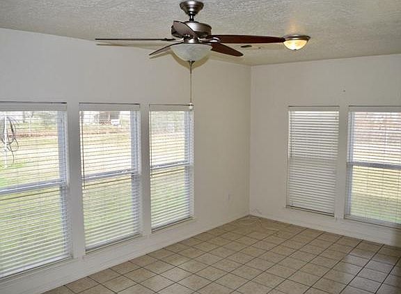 4th image of 1009 Jackson St