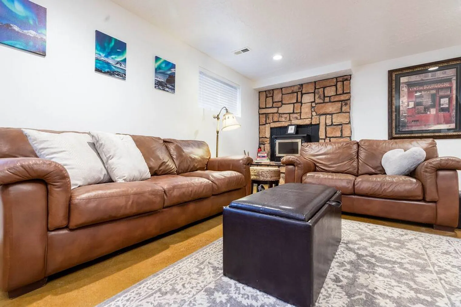 1 bed, 1.0 bath, 914 sqft, $6,744 — Photo 3