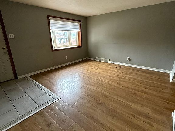 3rd image of 206 E Garden Rd
