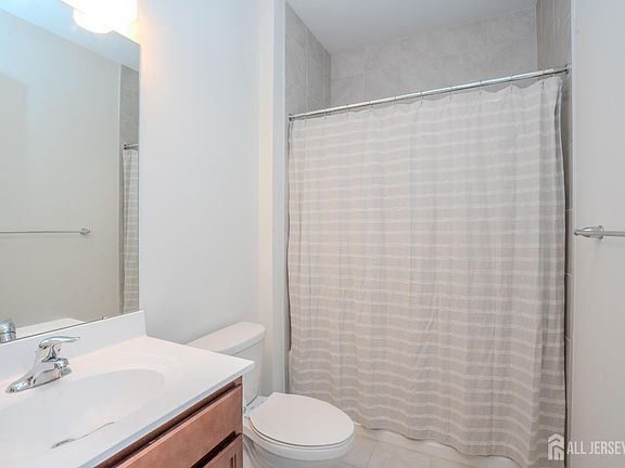 5th image of 74 Bond St