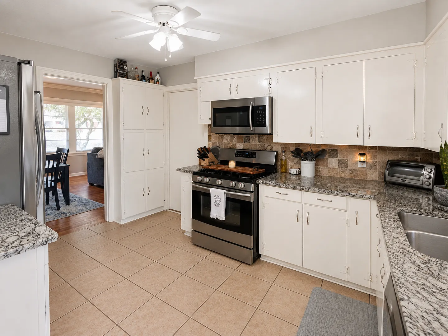 Fully Furnished Short Term Rental- Lawn Service Included — Photo 4
