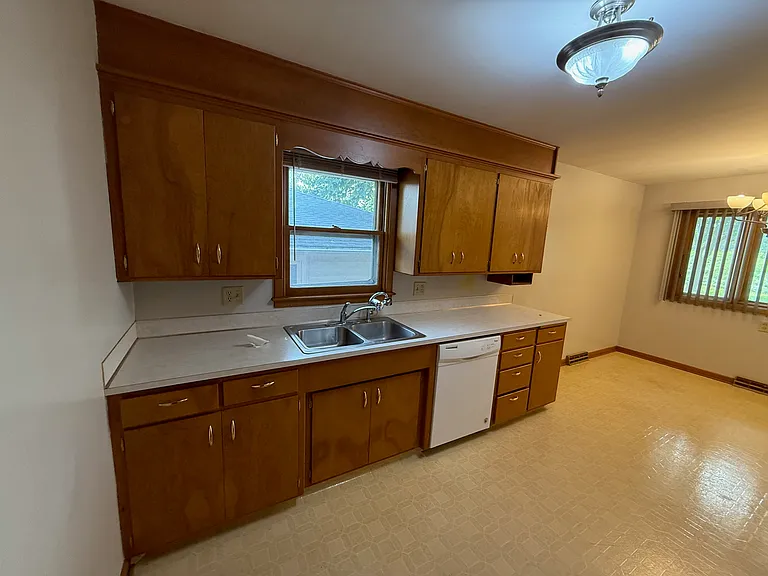 1322 S 32nd St — Photo 7