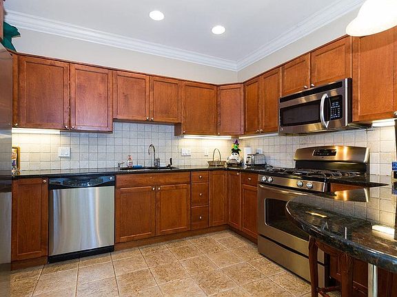 3rd image of 37 Richmond Hl