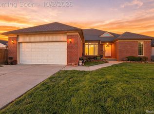 19046 Abbey Ct, Brownstown, MI 48193