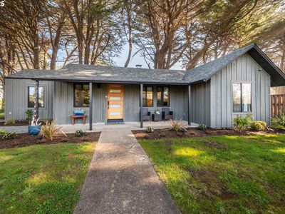 390 4th St SW, Bandon, OR, 97411