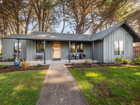 390 4th St SW, Bandon, OR 97411
