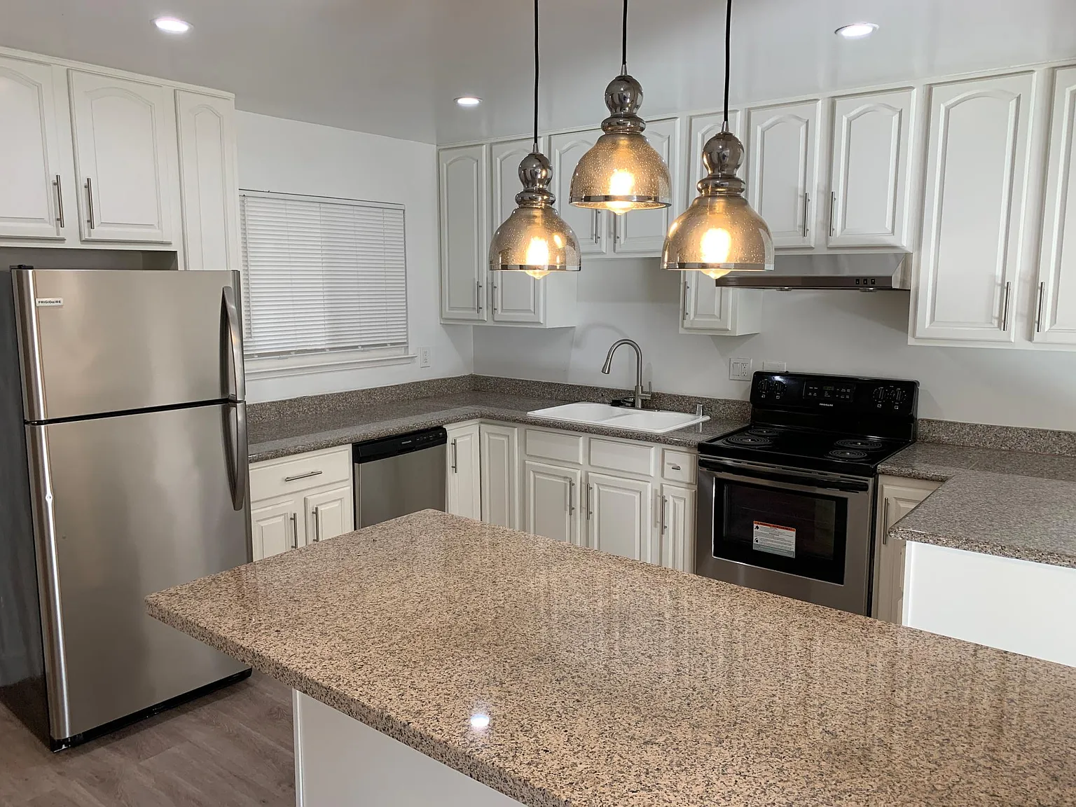 1552 Regent St — Photo 3