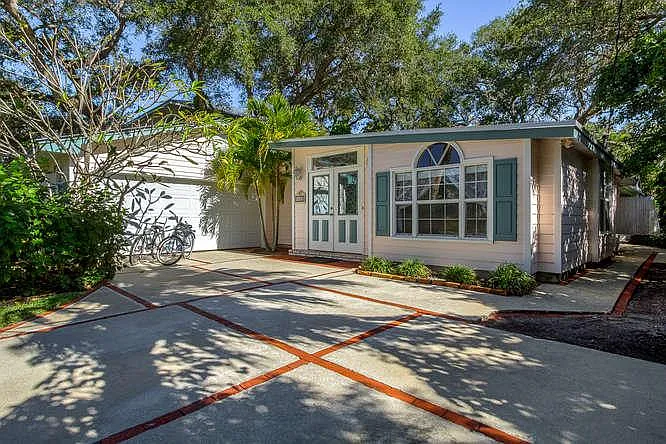 9480 Frangipani Dr — Photo 2