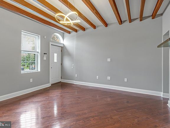 4th image of 238 Richmond St
