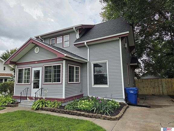 2nd image of 221 Edwin St