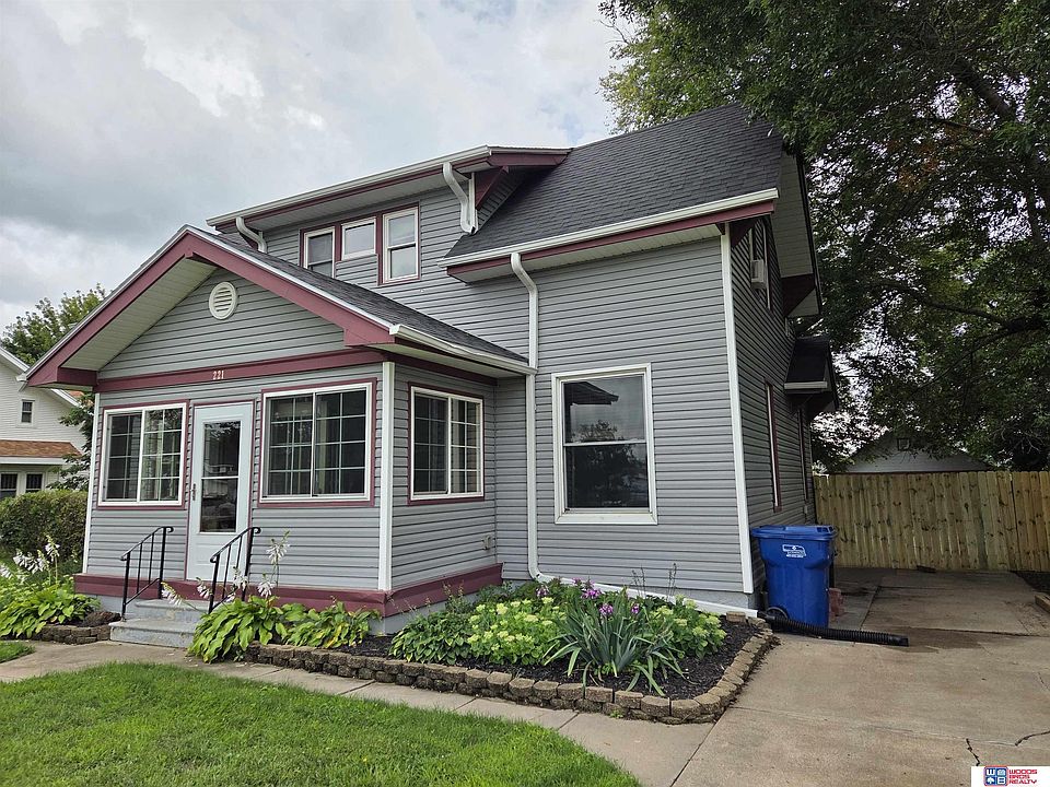 1st image of 221 Edwin St