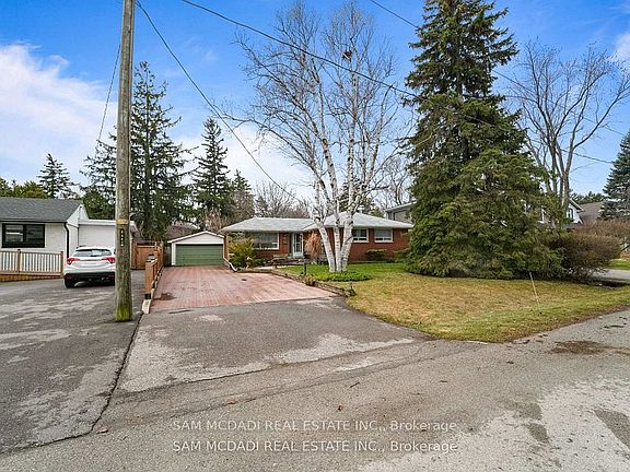 2nd image of 2470 Meadowood Cres