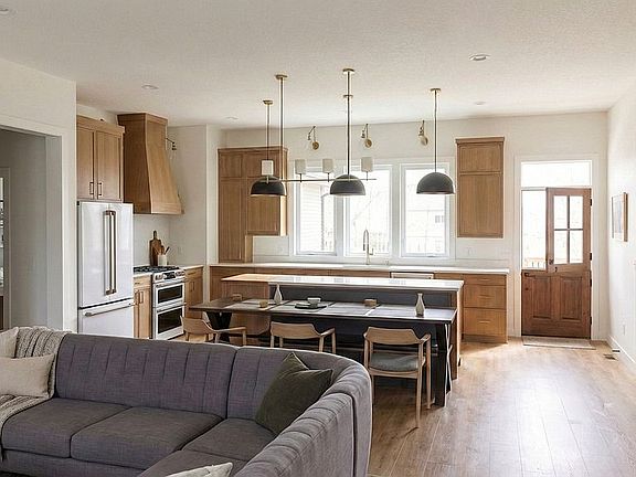 3rd image of 305 Meadowlark Dr