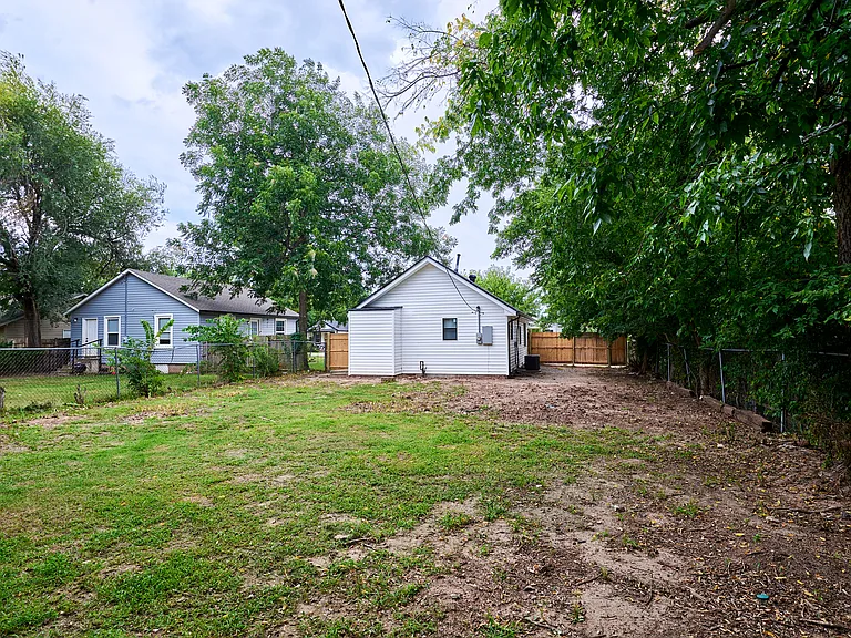 227 W Johnson St — Photo 22