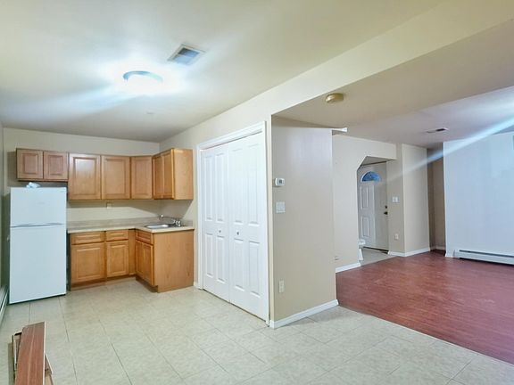 4th image of 1075 N Railroad Ave #2
