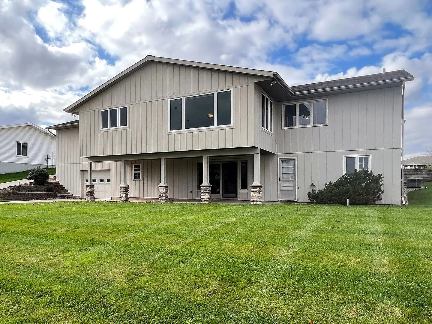 4 Bed 2.5 Bath Home On Rushmore Lake — Photo 3