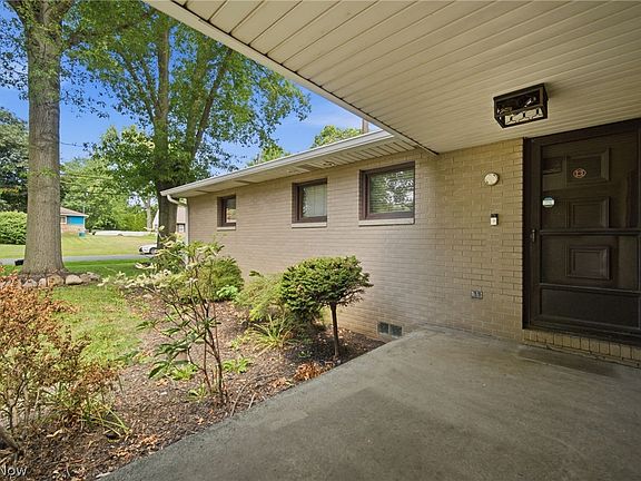 3rd image of 1097 Oak Tree Rd