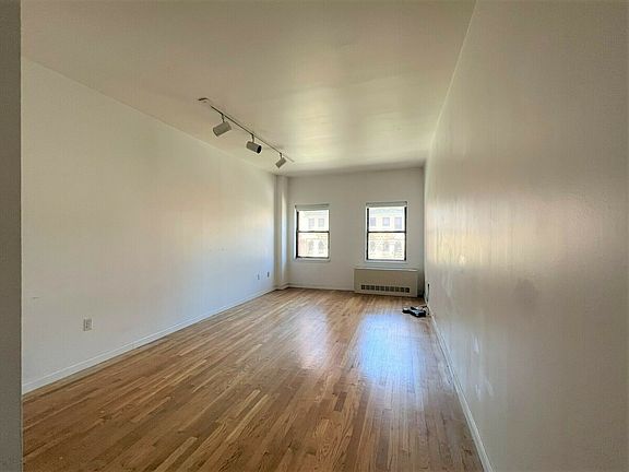 2nd image of 186 W 80th St APT 4F
