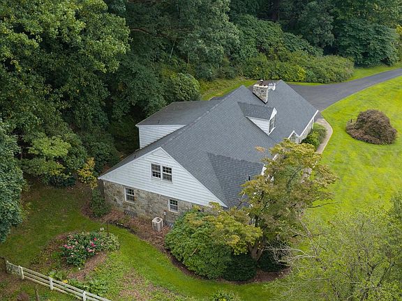 3rd image of 821 Timberline Dr