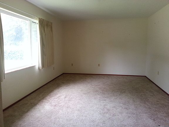 5th image of 504 Holly Ln