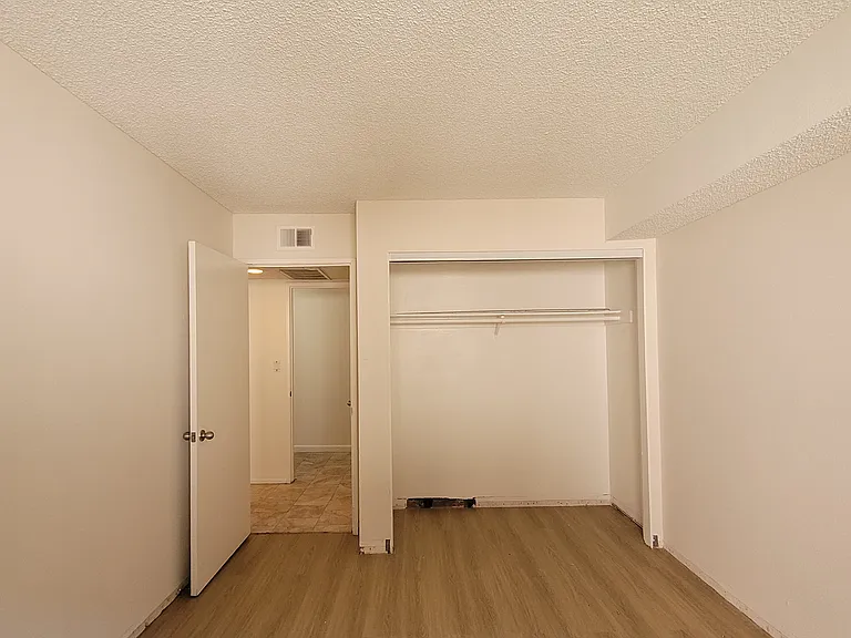 Gramercy Apartments — Photo 15