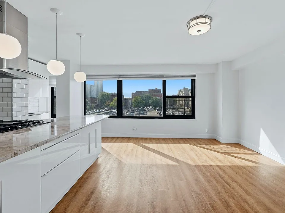 135 Montgomery St #3G