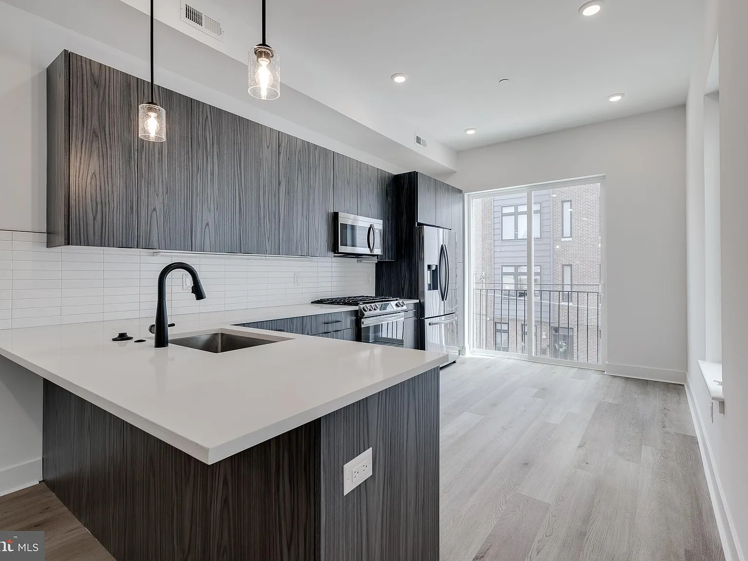 2 bed, 2.0 bath, 1000 sqft, $2,000 — Photo 4