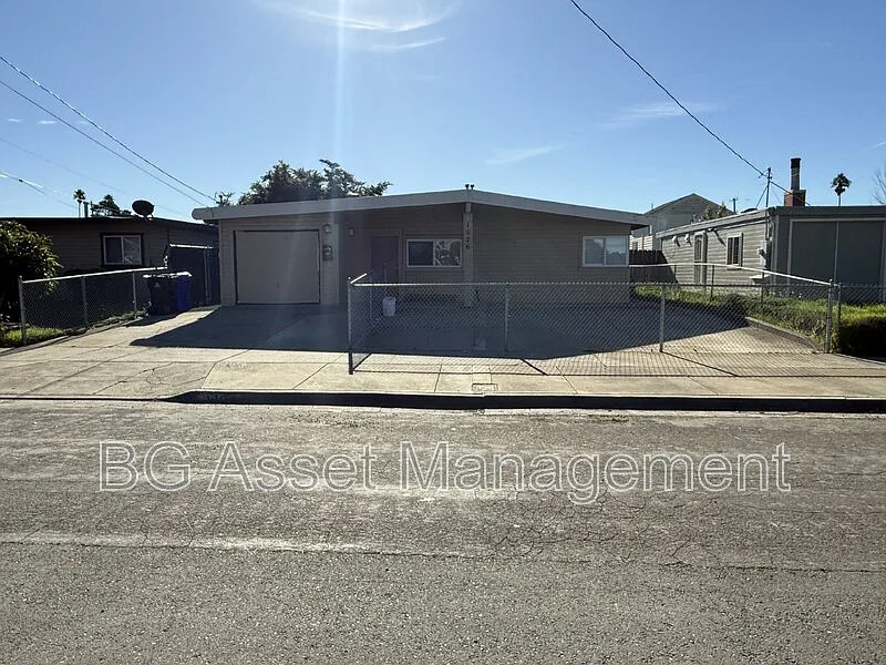 1526 Visalia Ave