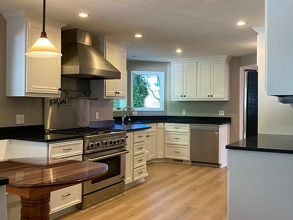 Gourmet kitchen