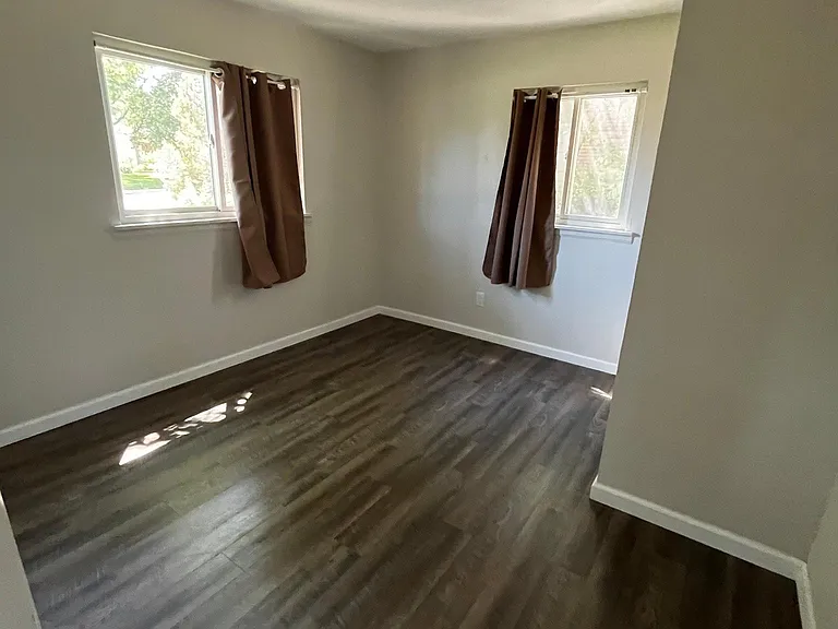 3035 S Clermont Dr — Photo 10