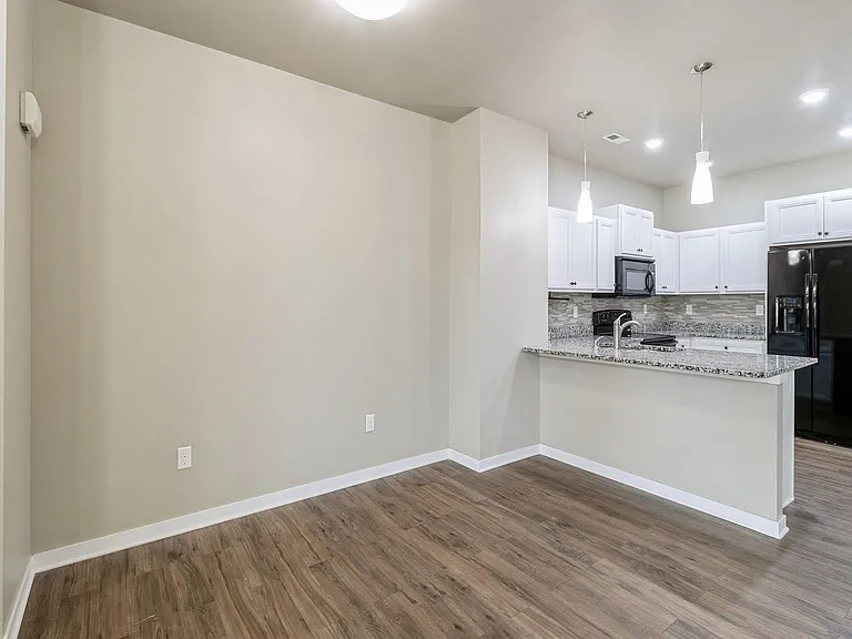 320 SW 6th St #106 — Photo 7