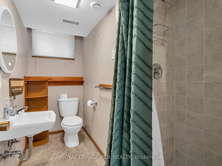 126 Nelson St W #A — Photo 16