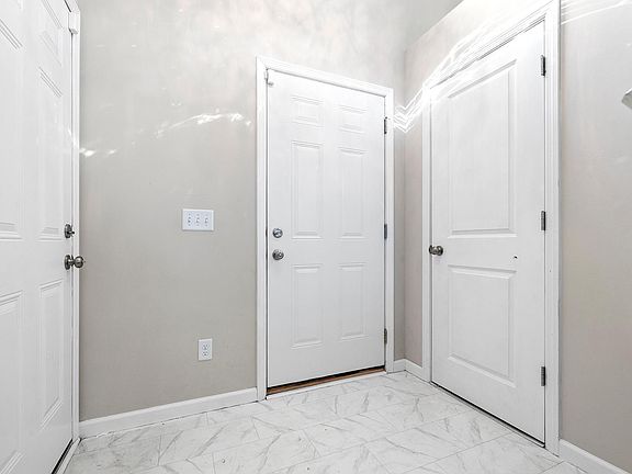 4th image of 933 Cobblestone Ln